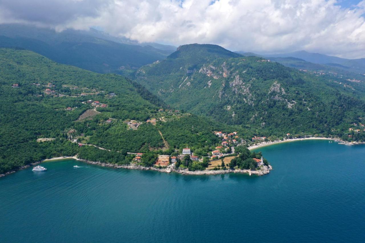 Apartments And Rooms By The Sea Medveja, Opatija - 2305 Lovran Bagian luar foto